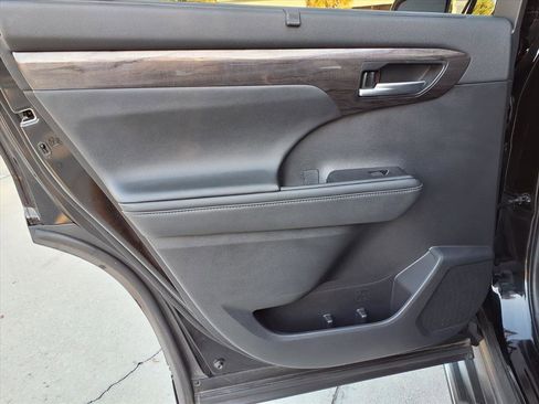 Used 2020 Toyota Highlander Platinum image 17