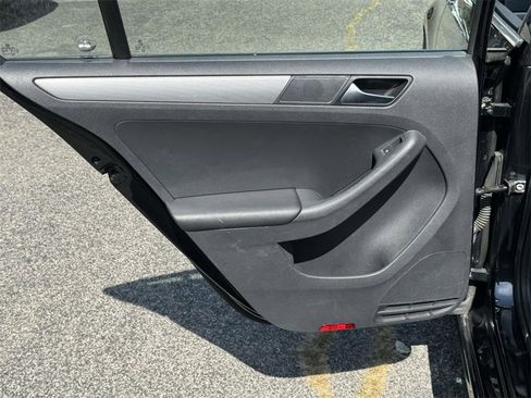 Used 2016 Volkswagen Jetta SE image 8