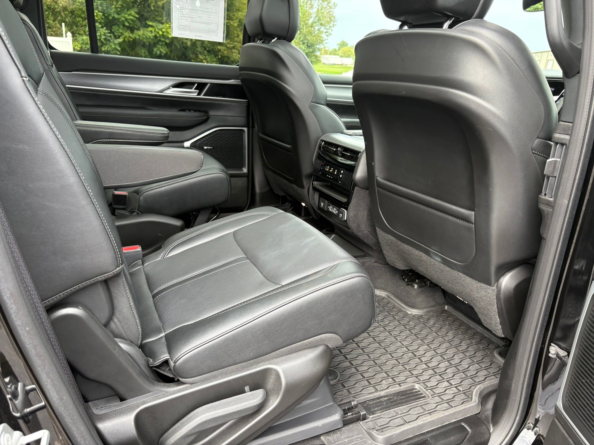 Used 2025 Jeep Wagoneer Series II AWD/4WD image 28