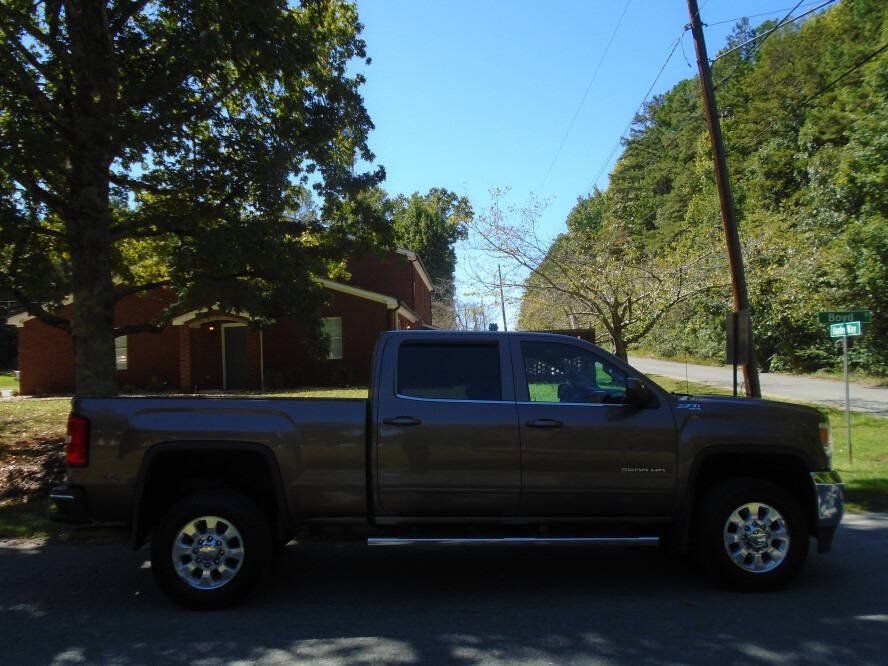 Used 2015 GMC Sierra 2500 SLE w/ SLE Preferred Package AWD/4WD image 4