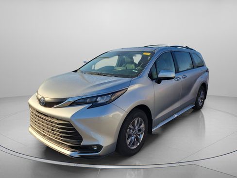 Used 2025 Toyota Sienna XLE image 2