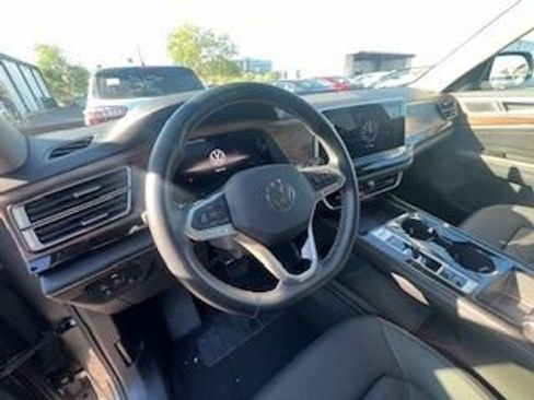 Used 2025 Volkswagen Atlas SE image 14