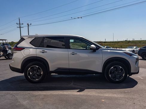 Used 2024 Nissan Rogue SV AWD/4WD image 2