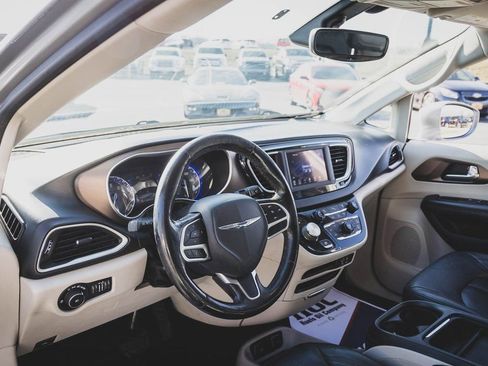Used 2019 Chrysler Pacifica Touring-L image 2