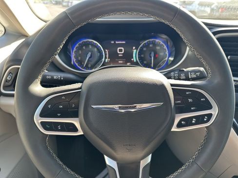 Used 2024 Chrysler Pacifica Touring-L FWD image 16