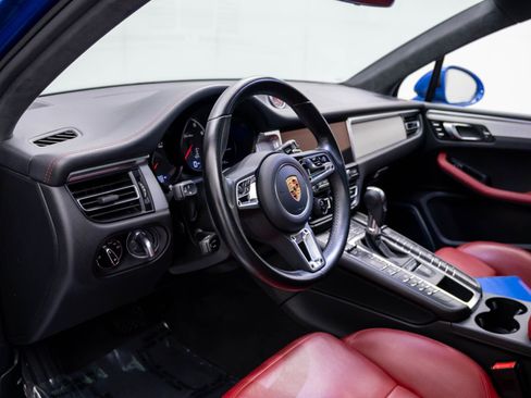 Certified 2021 Porsche Macan Turbo AWD/4WD image 4