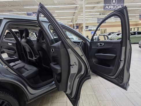 Used 2018 Volvo XC60 T5 Momentum w/ Convenience Package AWD/4WD image 16