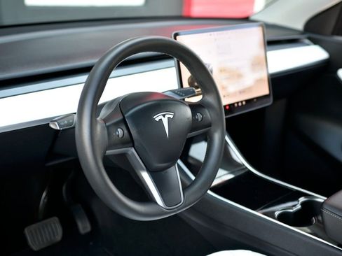 Used 2021 Tesla Model Y Long Range image 8