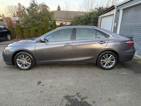 Used 2016 Toyota Camry SE w/ Moonroof Package image 4