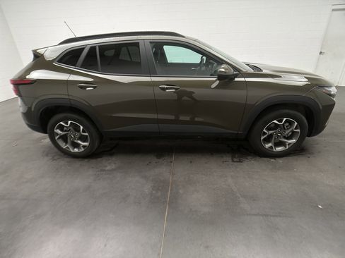 Used 2024 Chevrolet Trax LT w/ Sunroof Package image 10