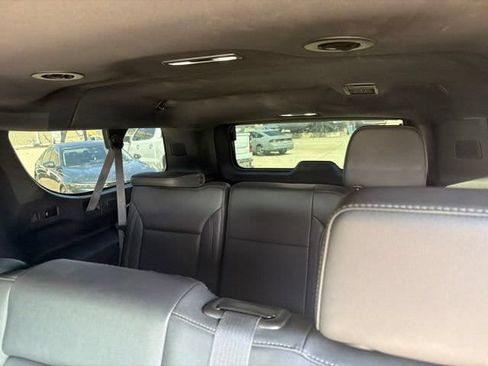 Used 2022 Chevrolet Suburban LT w/ Luxury Package RWD image 13
