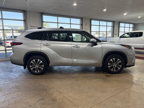 Used 2022 Toyota Highlander XLE AWD/4WD image 3