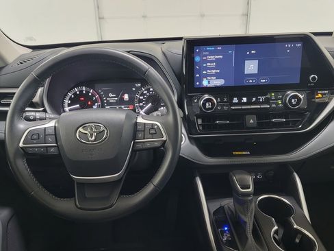 Certified 2025 Toyota Highlander XLE image 12