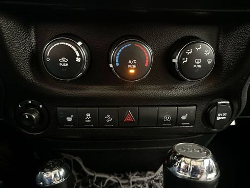Used 2017 Jeep Wrangler Unlimited Sahara w/ Dual Top Group AWD/4WD image 18