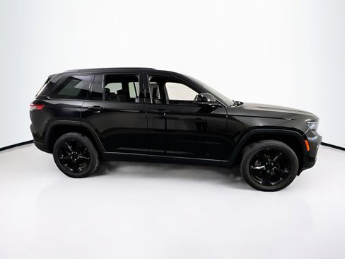 Used 2023 Jeep Grand Cherokee Altitude AWD/4WD image 4