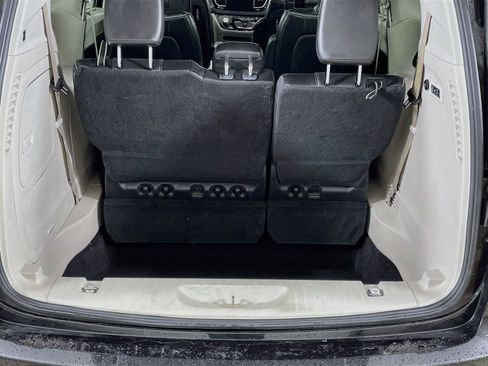 Used 2017 Chrysler Pacifica Limited w/ UConnect Theater Package FWD image 26