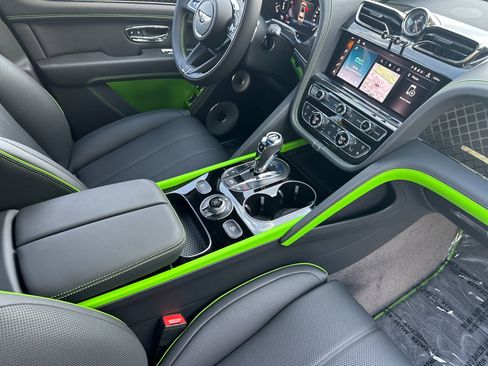 New 2025 Bentley Bentayga image 2