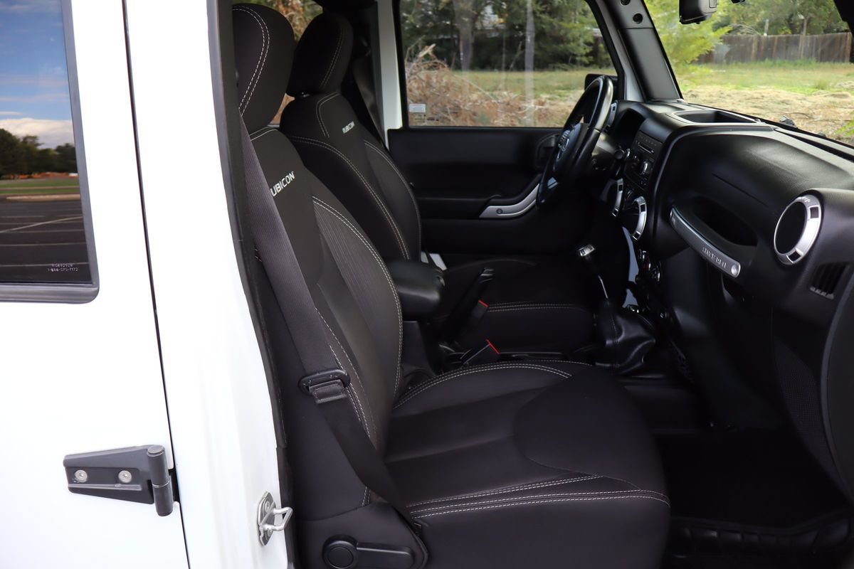 Used 2015 Jeep Wrangler Unlimited Rubicon w/ Connectivity Group AWD/4WD image 23