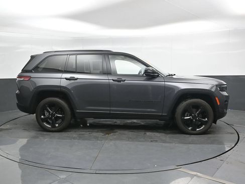 Used 2025 Jeep Grand Cherokee Altitude AWD/4WD image 3