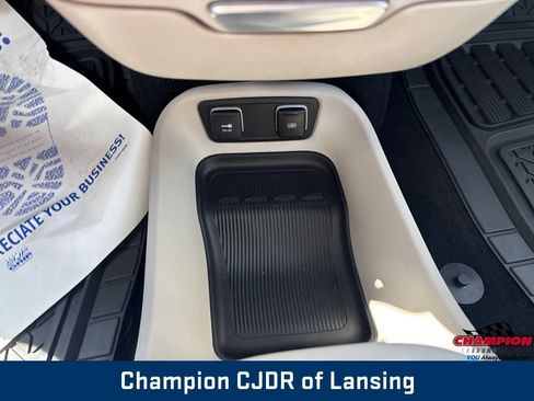 Used 2019 Chrysler Pacifica Limited w/ Tire & Wheel Group FWD image 39