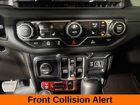 Used 2024 Jeep Gladiator Mojave w/ Technology Group AWD/4WD image 17