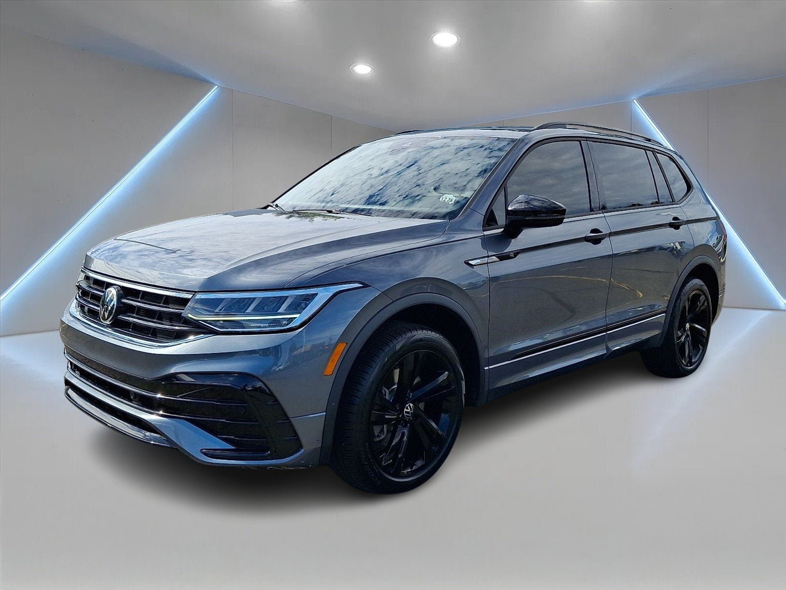 Certified 2024 Volkswagen Tiguan SE R-Line AWD/4WD image 3