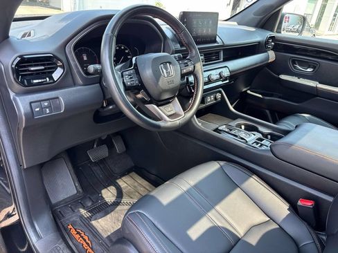 Used 2025 Honda Pilot TrailSport image 13