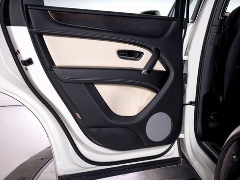 Used 2019 Bentley Bentayga image 60