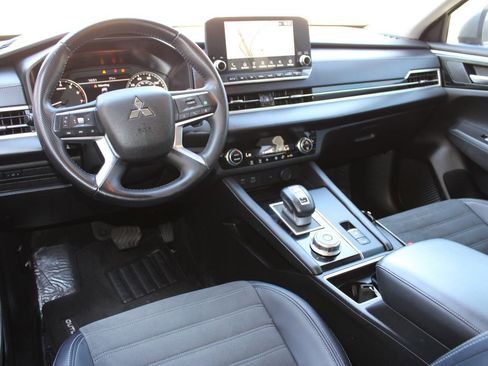 Used 2024 Mitsubishi Outlander SE image 4