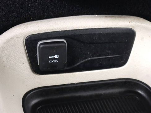 Used 2022 Chrysler Pacifica Touring-L w/ Uconnect Theater Family Group FWD image 26
