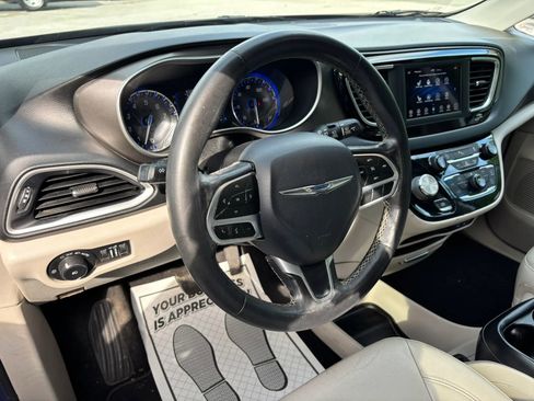 Used 2020 Chrysler Pacifica Touring-L FWD image 11