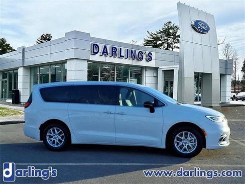 Used 2024 Chrysler Pacifica Touring-L image 4