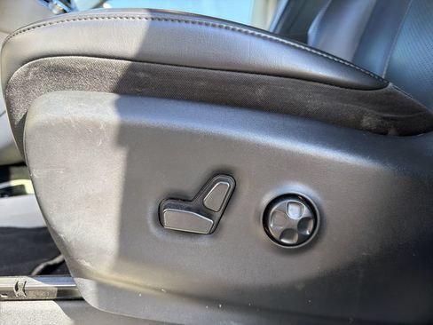 Used 2023 Chrysler Pacifica Touring-L FWD image 13