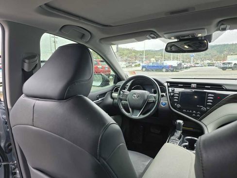 Used 2020 Toyota Camry XLE w/ Sunroof Package image 10