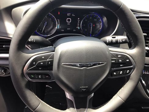 Used 2025 Chrysler Pacifica Select FWD image 17