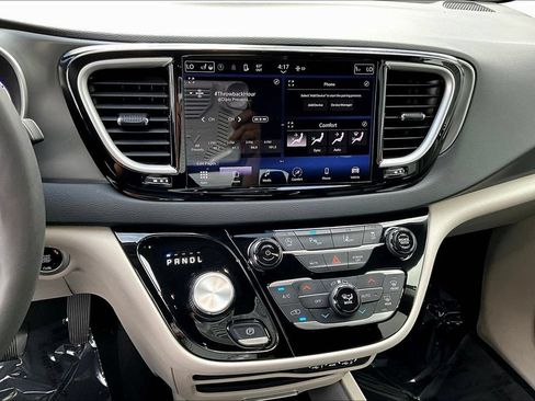 Used 2023 Chrysler Pacifica Touring-L FWD image 13