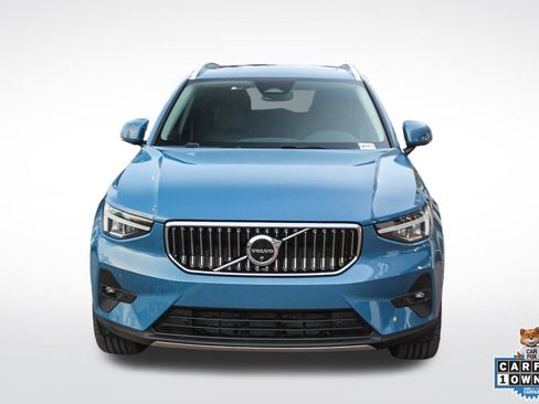 Used 2025 Volvo XC40 B5 Plus image 2