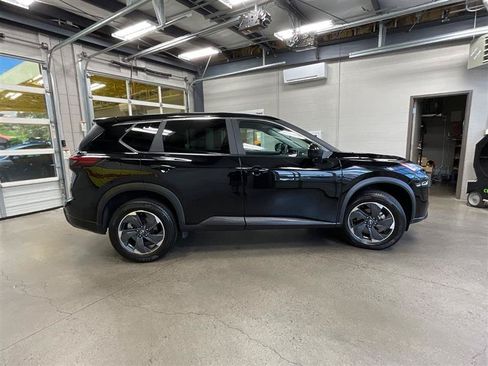 Used 2024 Nissan Rogue SV FWD image 6
