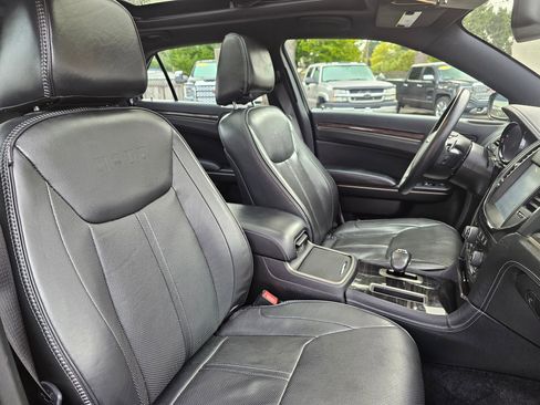 Used 2014 Chrysler 300 C image 10