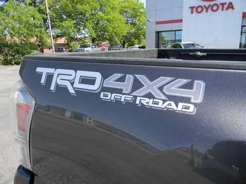 Used 2021 Toyota Tacoma TRD Off-Road w/ Technology Package AWD/4WD image 11