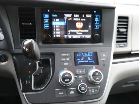 Used 2015 Toyota Sienna XLE image 11