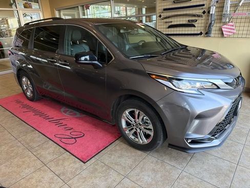 Used 2022 Toyota Sienna XSE w/ XSE Plus Package AWD/4WD image 3
