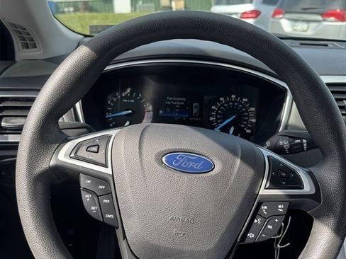 Used 2015 Ford Fusion SE image 15