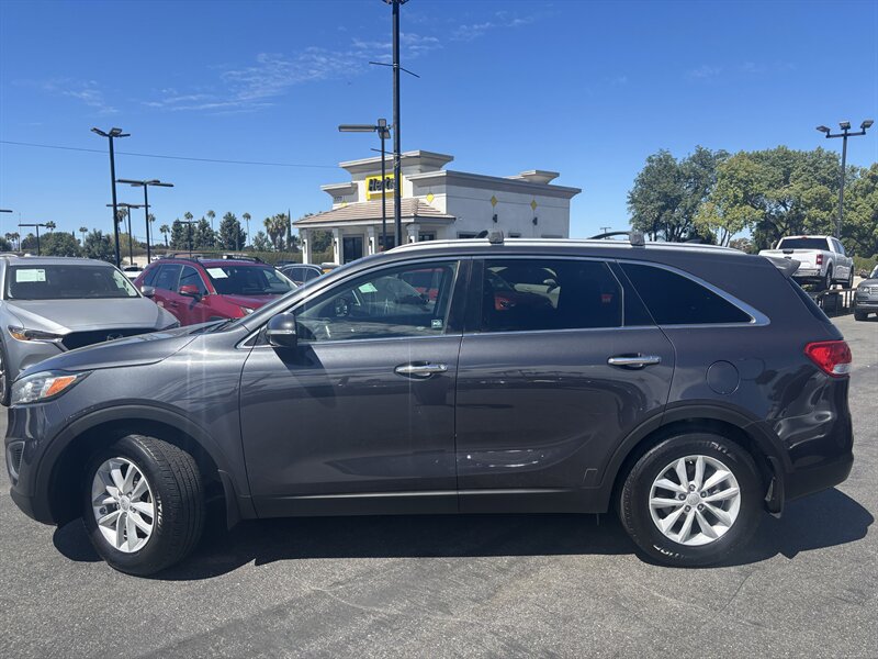 Used 2017 Kia Sorento FWD image 2