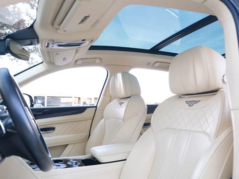 Used 2018 Bentley Bentayga image 21