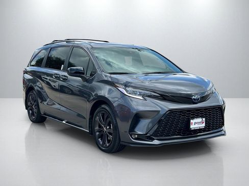 Used 2025 Toyota Sienna XSE image 3