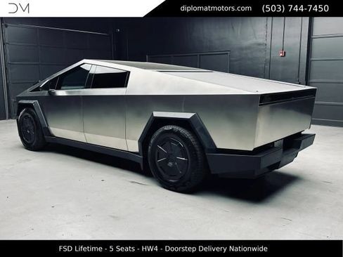 Used 2025 Tesla Cybertruck AWD Crew Cab image 5