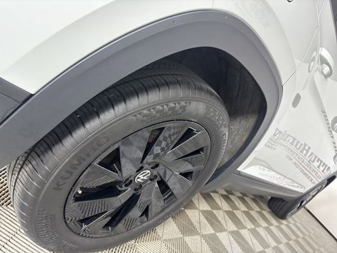 Used 2025 Volkswagen Atlas Cross Sport SE image 31