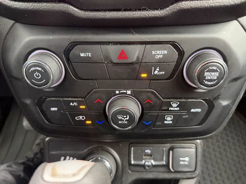 Used 2022 Jeep Renegade Altitude w/ Convenience Group AWD/4WD image 26