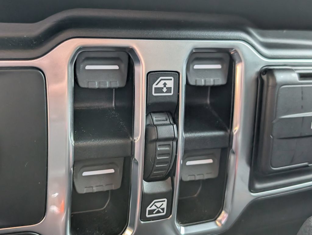 Used 2022 Jeep Gladiator Mojave AWD/4WD image 34